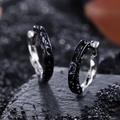 Aros minimalistas de plata con esmalte negro y patrón de relieve vintage texturizado - Plata Negra