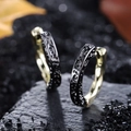 Pendientes de aro bicolores negro y dorado con grabado vintage y textura irregular - Oro Negro