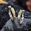 Pendientes de aro bicolores oro y plata con textura martillada sobre roca oscura - Dorado y Plata