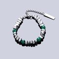 Minimalistisches Perlenarmband mit Natur-Malachitsteinen und silbernen Metallperlen - Naturstein-Silberstück-Spleißstil (S785-A)