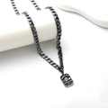 Gothic gunmetal ketting met rechthoekige B-reliëf hanger op een witte minimalistische achtergrond - Zwart