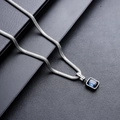 Collier chaîne serpent argentée avec pendentif gemme bleue carrée et gravure Lucky - L761-A (Collier Strass Bleu)
