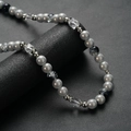 Collana da uomo in acciaio al titanio con perle grigie e blu su supporto nero - Perla Grigia Patchwork (L942-A)