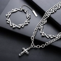 Silbernes Schmuckset aus Edelstahl mit Kreuzanhänger und geometrischem Kettenarmband - Mehrlagige Halskette Und Armband / Silber