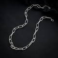 Minimalistische silberne Gliederkette aus Edelstahl mit Karabinerverschluss auf schwarzem Grund - Einfache Büroklammer Halskette (L1019-A)
