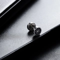 Silberne Barbell-Ohrringe mit schwarzem Totem-Design und zentralem Zirkon-Inlay - Sonnenblumenmuster Strass Ohrstecker (Einzelstück)