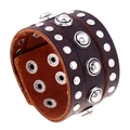 Bracciale largo in pelle marrone vintage stile punk con borchie e rivetti su sfondo bianco - Stile Rivetto Marrone Scuro