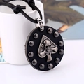 Collar punk de cuero vintage con emblema de calavera plateada en colgante negro redondo - Negro