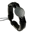 Vintage mehrlagiges schwarzes geflochtenes Lederarmband mit graviertem Silberanhänger - Retro-Webstil
