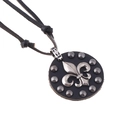 Vintage-Lederhalskette mit schwarzem Fleur-de-Lis-Anhänger und silbernen Nieten-Details - Retro Fleur-de-Lis Stil (N0285)