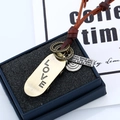 Détail macro de pendentifs rétro en alliage avec gravure LOVE sur collier en cordon cuir - Trottinette