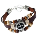 Bracciale multistrato vintage in pelle con perline di legno e ciondolo ingranaggio su bianco - Marrone