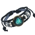 Dettaglio del bracciale Leone in pelle con ciondolo in vetro verde e perline intrecciate - Leone