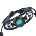 Dettaglio del bracciale in pelle intrecciata con segno Gemelli e perline metalliche - Gemelli
