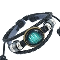 Dettaglio del bracciale Scorpione multistrato in pelle con perline vintage su sfondo bianco - Scorpione