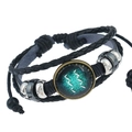 Dettaglio del bracciale multistrato in pelle Acquario con ciondolo segno zodiacale - Acquario
