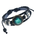 Dettaglio del bracciale in pelle intrecciata con ciondolo in vetro segno del Toro - Toro