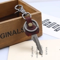 Vintage-Schlüsselanhänger aus echtem Leder mit rustikalem Metallschlüssel und Karabiner - Braun