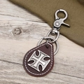 Vintage-Leder-Schlüsselanhänger mit metallischem Kreuz-Emblem und robustem Karabiner - Dunkelbraun