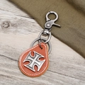 Vintage-Schlüsselanhänger aus orangefarbenem Leder mit Kreuzmedaillon und Karabiner - Hellbraun