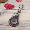 Portachiavi vintage in pelle marrone con incisione floreale in argento e gancio in metallo - Marrone Scuro