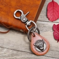 Llavero retro de cuero marrón con relieve de cabeza de toro en madera rústica - Tostado