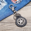 Portachiavi pentacolo in pelle vintage con clip in metallo su denim e legno - Nero