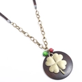 Collana lunga retrò con ciondolo a quadrifoglio in legno e dettagli in ottone su cuoio - Stile Ciondolo Quadrifoglio in Legno (N0309)