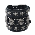 Bracciale largo in pelle punk nero con decorazioni di teschi e ossa incrociate argento - Nero