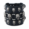 Breites Lederarmband im Punk-Stil mit drei Reihen silberner Totenköpfe und Schnalle - Dreireihiger Totenkopf Schwarz Stil