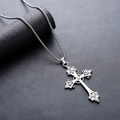 Zilveren vintage kruisketting met bloemgravure en centrale steen op vierkante schakel - Zirconia Kruisbloem Ketting (L936-O)