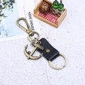 Portachiavi con ancora in bronzo vintage con cinturino in pelle nera e chiusura a moschettone - Nero