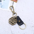 Portachiavi con rosa in bronzo vintage con cinturino in pelle nera e moschettone - Nero