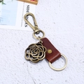 Portachiavi in pelle da uomo con ciondolo camelia bronzo stile vintage su base di pietra - Marrone