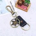 Portachiavi vintage in pelle e bronzo con stella e aquila su fondo bianco - Nero