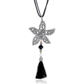 Détail du pendentif étoile de mer avec strass brillants et longue frange à pompon noir - Noir