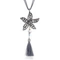 Détail du collier étoile de mer avec strass gris, perles colorées et pompons en soie - Gris