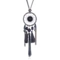 Dettaglio della collana acchiappasogni con perline viola e nappe grigie su sfondo bianco - Grigio