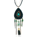 Dettaglio di pendente bohémien con cristallo smeraldo, catene metalliche e nappe verdi - Verde