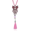 Dettaglio del ciondolo a civetta con strass rosa, perle colorate e nappe in seta - Rosa