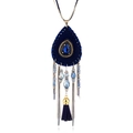 Dettaglio collana boho con cristallo blu a goccia e nappina in pelle scamosciata blu - Blu scuro