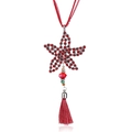 Détail macro du pendentif étoile de mer rouge avec strass et pompons de perles colorées - Rouge