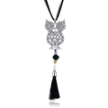 Vista dettagliata della collana con ciondolo a gufo con strass e nappa decorativa - Nero