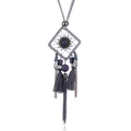Dettaglio della collana acchiappasogni con gemma viola e nappe argentate - Grigio