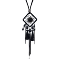 Détail macro du pendentif attrape-rêve avec glands en soie noire et fines chaînes en métal - Noir