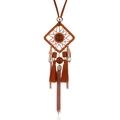 Dettaglio della collana boho acchiappasogni con cordino in camoscio e goccia d'ambra - Cachi