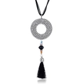 Détail du collier pull à pompons en alliage avec strass brillants et perles colorées - Noir
