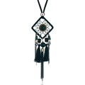 Dettaglio del ciondolo acchiappasogni boho con perline color smeraldo e lunghe nappe verdi - Verde