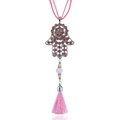Détail du pendentif Main de Fatma avec strass roses et pampille en fil de soie - Rose