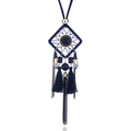 Détail du collier attrape-rêves bohème avec pompons bleu foncé et accents en métal doré - Bleu foncé